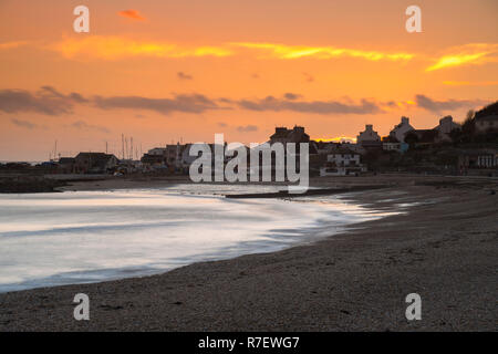 Lyme Regis, Dorset, Großbritannien. 9. Dezember 2018. UK Wetter. Der Himmel wird orange bei Sonnenuntergang in Lyme Regis in Dorset am Ende eines kalten breezy sonnigen Nachmittag. Foto: Graham Jagd-/Alamy leben Nachrichten Stockfoto