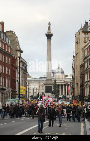 London, UK, 9. Dezember 2018. Eine Demonstration, dass Organisatoren beschrieben als für alle Antifaschisten, unabhängig ihrer Positionen zu verlassen/bleiben auf Brexit, gegen 'Tommy Robinson, Faschismus und Rassismus. Die von der BBC, Portland Place an Whitehall ist ein Zähler Protest gegen sogenannte von Robinson und UKIP. Roland Ravenhill/Alamy leben Nachrichten Stockfoto