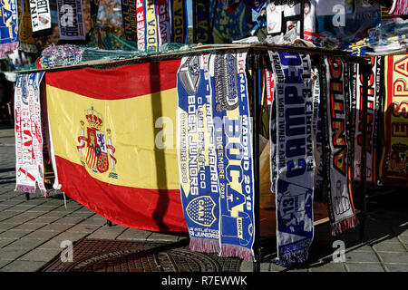 Santiago Bernabeu, Madrid, Spanien. 9 Dez, 2018. Copa Libertadores Finale, Rückspiel, River Plate und Boca Juniors; Pre-match Erinnerungsstücke für Verkauf Kredit: Aktion plus Sport/Alamy leben Nachrichten Stockfoto