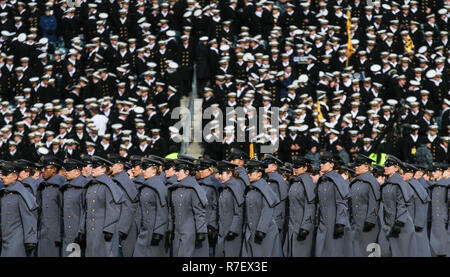 Philadelphia, PA, USA. 8 Dez, 2018. Kadetten im März auf, bevor ein NCAA Football Spiel zwischen den Marinemidshipmen und Armee die Schwarzen Ritter im Lincoln Financial Field in Philadelphia, PA. Mike Langish/Cal Sport Media. Credit: Csm/Alamy leben Nachrichten Stockfoto