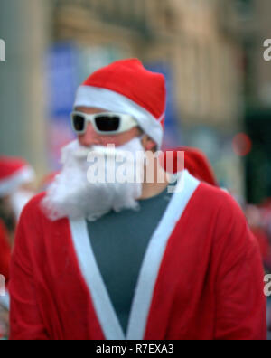 Glasgow, Schottland, UK, 9. Dezember. Santa Dash Sonntag sah der Start und das Ziel in der Mitte der Stadt in George als Weihnachtsmänner lief auf der Zielgeraden zu dann Party in der Christmas Market Square. Kredit Gerard Fähre / alamy Nachrichten Stockfoto