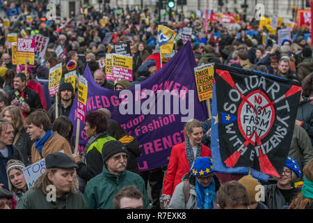 Eine Protestaktion um bis zu Rassismus, die Labour Party, Gewerkschaften Stand organisiert und Anti facist Gruppen kommt in Whitelhall aus Portland Place. Wie Tommy Robinson ein ukip Brexit Verrat - Brexit bedeutet, Ausfahrt März durch London führt nach Westminster. Stockfoto