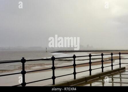 Wirral, Merseyside, UK. 9. Dezember 2018. Skyline von Liverpool gerade sichtbar durch den Nebel credit Ian Fairbrother/Alamy leben Nachrichten Stockfoto