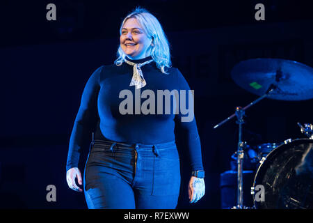 San Jose, Kalifornien, USA. 8. Dezember 2018. Elle König führt auf der Bühne auf der SAP-Zentrum während des ALT 105.3 Nicht So Stille Nacht in San Jose, Kalifornien. Foto: Chris Tuite/imageSPACE/MediaPunch Credit: MediaPunch Inc/Alamy leben Nachrichten Stockfoto