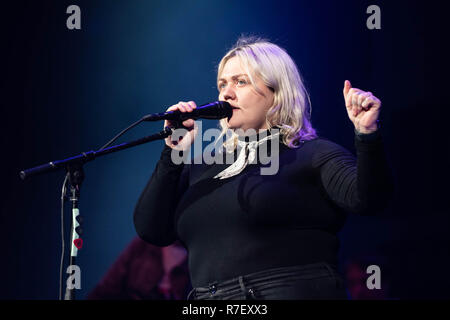 San Jose, Kalifornien, USA. 8. Dezember 2018. Elle König führt auf der Bühne auf der SAP-Zentrum während des ALT 105.3 Nicht So Stille Nacht in San Jose, Kalifornien. Foto: Chris Tuite/imageSPACE/MediaPunch Credit: MediaPunch Inc/Alamy leben Nachrichten Stockfoto