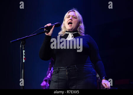 San Jose, Kalifornien, USA. 8. Dezember 2018. Elle König führt auf der Bühne auf der SAP-Zentrum während des ALT 105.3 Nicht So Stille Nacht in San Jose, Kalifornien. Foto: Chris Tuite/imageSPACE/MediaPunch Credit: MediaPunch Inc/Alamy leben Nachrichten Stockfoto