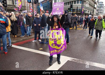 London, Großbritannien. 9. Dezember 2018. UKIP - Tommy Robinson Unterstützer März in London vor der kommenden Dienstage Unterhaus Brexit Abkommen stimmen, Sie wollen die UK Europa sofort zu verlassen. Credit: Iwala/Alamy leben Nachrichten Stockfoto