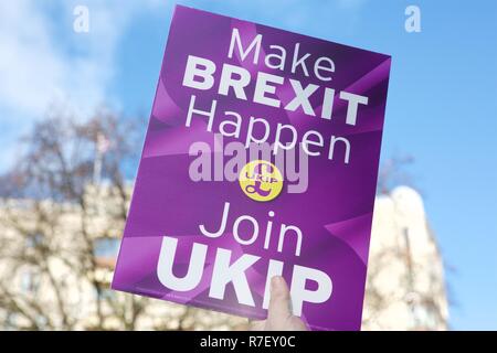 London, Großbritannien. 9. Dezember 2018. UKIP - Tommy Robinson Unterstützer März in London vor der kommenden Dienstage Unterhaus Brexit Abkommen stimmen, Sie wollen die UK Europa sofort zu verlassen. Credit: Iwala/Alamy leben Nachrichten Stockfoto