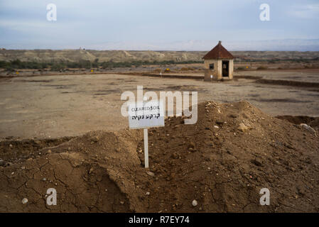 Jericho, Palästina. Autonomen Gebieten. 09 Dez, 2018. Blick über das Land der Klöster in Qasr al-Yahud" Schloss der Juden", dem Dritthöchsten Heilige im Christentum, das geglaubt wird, um die Taufe zu Standort Jesu Christi zu sein, und ein Schild "Gelöscht". Clearing Arbeit der internationalen Anti-Mine liebe Halo Trust und die israelischen Behörden in der Region weiterhin klare Landminen rund sieben alten Kirchen aufgegeben am Westufer des Jordan, südlich von Jericho, seit dem Sechs-Tage-Krieg 1967. Credit: Ilia Yefimovich/dpa/Alamy leben Nachrichten Stockfoto