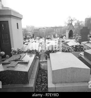 Blick auf den größten Friedhof von Paris, Pere Lachaise, in Paris, Frankreich, 13. November 1970. Auf dem Friedhof Pere Lachaise sind viele berühmte historische Persönlichkeiten begraben. Fotoarchiv für Zeitgeschichte | weltweite Verwendung Stockfoto