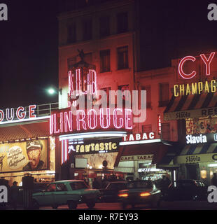 Blick auf den berühmten revuetheater 'Moulin Rouge' am Place Blanche im Viertel Montmartre in Paris, Frankreich, im November 1970. Foto: Wilfried Glienke | Verwendung weltweit Stockfoto