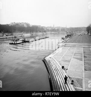 Blick auf die Seine von der Seine Inseln in Paris, Frankreich, im November 1970. Das Ufer ist ein beliebter Treffpunkt für Einheimische und Touristen. Foto. Wilfried Glienke | Verwendung weltweit Stockfoto