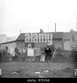 Eine Frau wird dargestellt, vor einem Haus in einem Slum in der Nähe von Paris, Frankreich, im November 1970. Das Viertel, das hauptsächlich von Einwanderern bewohnt war, wurde aufgegeben. Foto: Wilfried Glienke | Verwendung weltweit Stockfoto