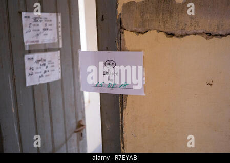 Jericho, Palästina. Autonomen Gebieten. 09 Dez, 2018. Ein Schild mit der Aufschrift 'Gelöscht' auf den Türrahmen befestigt. Die Räumung von Landminen rund sieben alten Kirchen, die von der internationalen Anti-Mine Organisation Halo Trust und die israelischen Behörden im Qasr al-Yahud Region fort. Credit: Ilia Yefimovich/dpa/Alamy leben Nachrichten Stockfoto