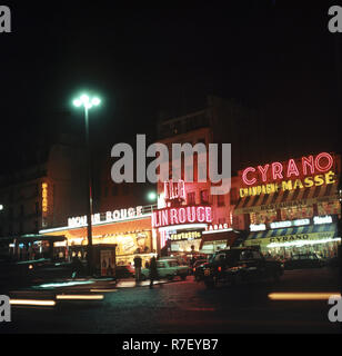 Blick auf den berühmten revuetheater 'Moulin Rouge' (l) und ein Restaurant am Place Blanche im Viertel Montmartre in Paris, Frankreich, im November 1970. Foto: Wilfried Glienke | Verwendung weltweit Stockfoto