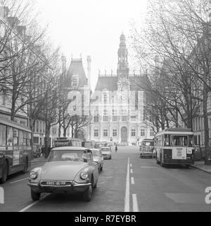 Blick entlang der Avenue Victoria auf dem Hotel de Ville (Rathaus) von Paris, Frankreich, im November 1970. Das Gebäude wurde in der zweiten Hälfte des 19. Jahrhunderts in Renaissance Revival Stil erbaut, nachdem die Stadt Hall während der Pariser Kommune zerstört wurde. Foto: Wilfried Glienke | Verwendung weltweit Stockfoto