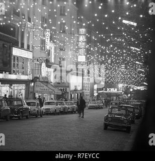 Blick auf eine Straße mit Weihnachtsdekorationen im Unterhaltungsviertel Montmartre in Paris, Frankreich, im November 1970. Das Viertel ist unter anderem bekannt für das Moulin Rouge und die Künstler, die hier lebten. Fotoarchiv für Zeitgeschichte | weltweite Verwendung Stockfoto