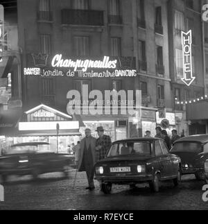 Blick auf ein Tanztheater im Unterhaltungsviertel der Viertel Montmartre in Paris, Frankreich, im November 1970. Die Music Hall ist als "Garten von Montmartre'. Das Viertel ist unter anderem für das Moulin Rouge und die Künstler, die hier leben" bekannt ist. Foto: Wilfried Glienke | Verwendung weltweit Stockfoto