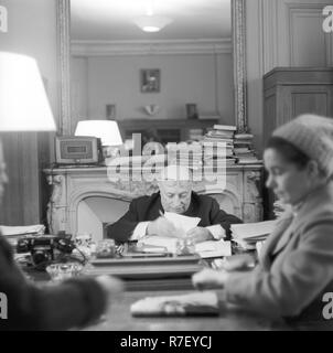 Kommunistische Politiker Jacques Duclos ist dargestellt in seinem Büro in Paris, Frankreich, im November 1970. Duclos erreicht 21, 2 Prozent bei den französischen Präsidentschaftswahlen im Jahr 1969, der höchste Prozentsatz einer kommunistischen Kandidaten überhaupt erreicht. Foto: Wilfried Glienke | Verwendung weltweit Stockfoto