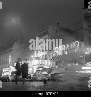 Blick auf den berühmten revuetheater 'Moulin Rouge' (l) und ein Restaurant am Place Blanche des Viertels Montmartre in Paris, Frankreich, im November 1970. Foto: Wilfried Glienke | Verwendung weltweit Stockfoto