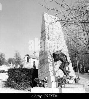 Blick auf den Gedenkstein für die Opfer des Konzentrationslagers Mauthausen auf Père Lachaise Friedhof, der größte Friedhof von Paris, Frankreich, 13. November 1970. Verschiedene Gedenksteine erinnern an die NS-Zeit auf dem Friedhof. Die französische Inschrift lautet "Mauthausen - Hitlers Vernichtungslager. 180.000 Männer und Frauen wurden dort eingesperrt. 154.000 starb - gefoltert, vergast, gehängt, erschossen. So, dass Sie Opfer hinzufügen, um die Unterdrückung und Show Menschheit einen besseren Weg, in Freundschaft und Frieden, in die Zukunft zu überwinden. Denken Sie daran. " Der Gedenkstein wurde vom Bildhauer Gérard Choain und Ma Stockfoto