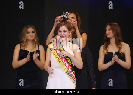 Linstow, Deutschland. 08 Dez, 2018. Lena Rottloff (M) von Uelitz gewinnt die Wahl für Miss Mecklenburg-Vorpommern 2019 im Van der Valk Resort. Die Zahntechniker gewann in einem Feld von 7 Teilnehmern. Credit: Danny Gohlke/dpa/Alamy leben Nachrichten Stockfoto