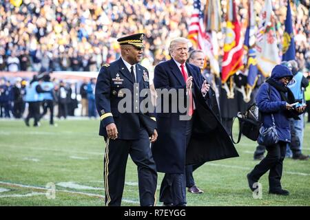 Philadelphia, Pennsylvania, USA. 9. Dezember 2018. Us-Präsident Donald Trump, rechts, und West Point Betriebsleiter Generalleutnant Darryl Williams zu Fuß auf in die Mitte des Spielfeldes, bevor die 119 army Navy Spiel bei Lincoln Financial Field Dezember 8, 2018 in Philadelphia, Pennsylvania. Credit: Planetpix/Alamy leben Nachrichten Stockfoto