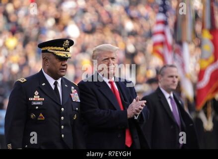 Philadelphia, Pennsylvania, USA. 9. Dezember 2018. Us-Präsident Donald Trump, rechts, und West Point Betriebsleiter Generalleutnant Darryl Williams, bevor die 119 army Navy Spiel bei Lincoln Financial Field Dezember 8, 2018 in Philadelphia, Pennsylvania. Credit: Planetpix/Alamy leben Nachrichten Stockfoto