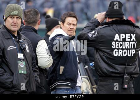 Philadelphia, Pennsylvania, USA. 9. Dezember 2018. Schauspieler Mark Wahlberg gibt einen Daumen nach oben, bevor die 119 army Navy Spiel bei Lincoln Financial Field Dezember 8, 2018 in Philadelphia, Pennsylvania. Die Armee schwarzen Ritter geschlagen Marine 17-10 im dritten geraden Gewinn über ihren Rivalen. Credit: Planetpix/Alamy leben Nachrichten Stockfoto