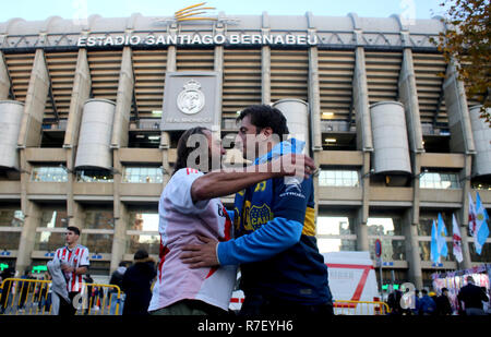 Madrid, Spanien. 09 Dez, 2018. Fussball: Copa Libertadores, endgültige Rückkehr River Plate - Boca Juniors im Santiago Bernabeu Stadion. Carlos Pianovi (l), ein Anhänger von River Plate und Axel Jones, ein Anhänger der Boca Juniors, stand vor dem Stadion. Credit: Cezaro De Luca/dpa/Alamy leben Nachrichten Stockfoto