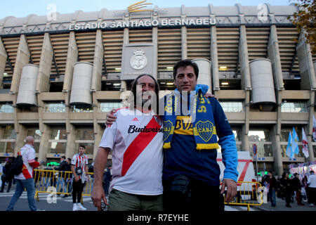 Madrid, Spanien. 09 Dez, 2018. Fussball: Copa Libertadores, endgültige Rückkehr River Plate - Boca Juniors im Santiago Bernabeu Stadion. Carlos Pianovi (l), ein Anhänger von River Plate und Axel Jones, ein Anhänger der Boca Juniors, stand vor dem Stadion. Credit: Cezaro De Luca/dpa/Alamy leben Nachrichten Stockfoto