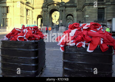 Glasgow, Schottland, UK, 9. Dezember. Santa Dash Sonntag sah der Start und das Ziel in der Mitte der Stadt in George als Weihnachtsmänner ihre Anzüge in Behälter nach dem Rennen verworfen. Kredit Gerard Fähre / alamy Nachrichten Stockfoto