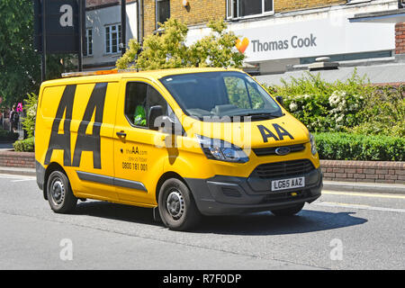 Ford Transit Logo der Marke AA Van Fahrer in gelbem Pannenfahrzeug Fahrt im Stadtzentrum Einkaufsstraße Brentwood Essex England Stockfoto
