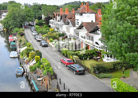 Suchen von Oben nach Unten kleine Boote auf dem Fluss Themse in der Nähe des Riverside House & Parkplatz auf privatem Weg Taplow Buckinghamshire England UK günstig Stockfoto