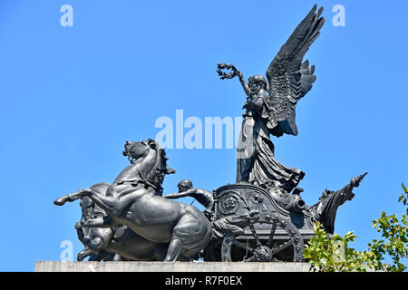 In der Nähe der bronze Quadriga Wagen oben Wellington Arch ein triumphbogen auch als Verfassung Arch am Hyde Park Corner London England UK bekannt Stockfoto