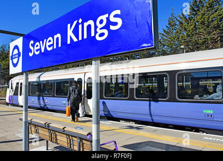 Passagiere Crossrail Zug sieben Königen Elizabeth line Bahnhof mit öffentlichen Verkehrsmitteln nach London Liverpool Street neue moderne S-Bahn UK Stockfoto