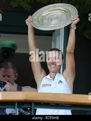 Deutscher Spieler Angelique Kerber, die die Trophäe in Wimbledon, London, England, Vereinigtes Königreich. Stockfoto