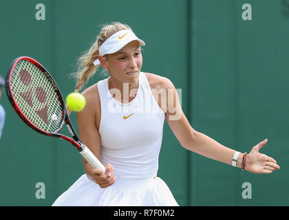 Die kroatischen Spieler Donna Vekic in Aktion bei Wimbledon, London, Vereinigtes Königreich Stockfoto