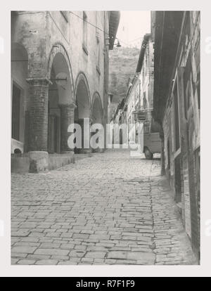 Marken Macerata San Severino Marche Teatro Feronia, dies ist mein Italien, die italienische Land der Geschichte, zwei Außenansichten der Arcade Fassade des Theaters. Stockfoto