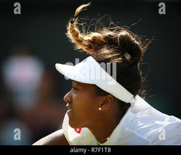 Japanische Spieler Naomi Osaka in Aktion bei Wimbledon, London, England, Vereinigtes Königreich. Stockfoto