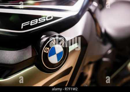 Bangkok, Thailand - Dezember 2, 2018: Nahaufnahme eines BMW Logo auf einer BMW F 850 Motorrad Tank Car Showroom in Bangkok, Thailand Stockfoto