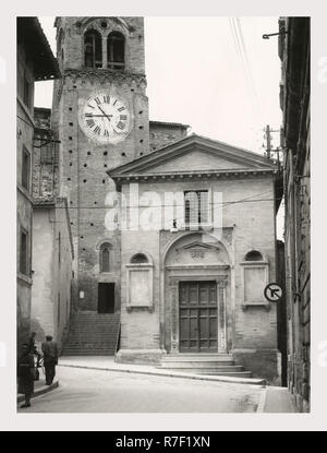 Marken Macerata San Severino Marche S. Agostino, die Kathedrale, das ist mein Italien, die italienische Land der visuellen Geschichte, Außenansichten der Fassade aus dem 15. Jahrhundert mit seiner gotischen Portal. Views auch des Oratoriums und barocke Portal. Der Innenraum, 1776 und 1827 restauriert, ist neoklassisch. Ein kleines Tonnengewölbe Kapelle mit einem modernen Hauptaltar Gemälde des Letzten Abendmahls. Dies ist entweder das Oratorium oder eine misidentifed Innenraum der Kirche. Andere Ansichten gehören hölzerne Kreuze eine Intarsien Tür zur Sakristei und Intarsien Panels von Indivini verschiedene Altar Gemälde eine silberne Statue von St. Severino mit einem Stockfoto