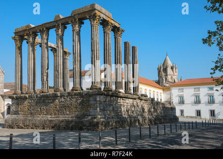 Römische Tempel der Diana vor der Kathedrale Santa Maria, Évora, UNESCO-Weltkulturerbe, Alentejo, Portugal Stockfoto