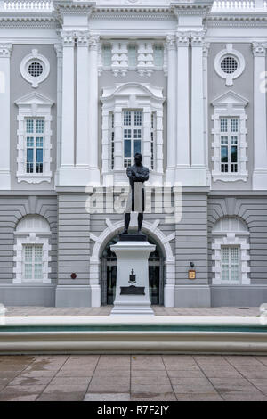 Sir Stamford Raffles Statue vor dem Victoria Theater und Konzerthalle, kolonialen Stadtteil, Singapur Stockfoto