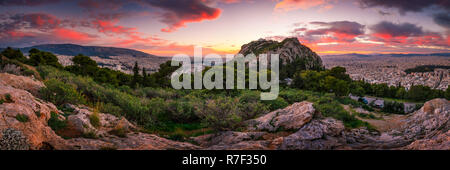 Anzeigen Athens Lycabettus Hügel bei Sonnenuntergang, Griechenland. Stockfoto