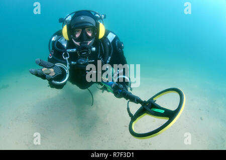 Taucher mit Metalldetektor zeigt die antike Münzen fand er, Baikalsee, Sibirien, Russland Stockfoto