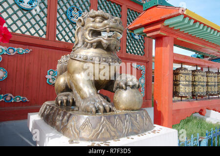 Bronzenen Löwen in der Nähe der Einfahrt zum Ivolginsky Datsan, buddhistische Tempel, Burjatien, Russland Stockfoto