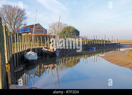 Blick auf den Kanal und Liegeplätze am westlichen Ende der Hafen an der Küste von North Norfolk Blakeney, Norfolk, England, Vereinigtes Königreich, Europa. Stockfoto