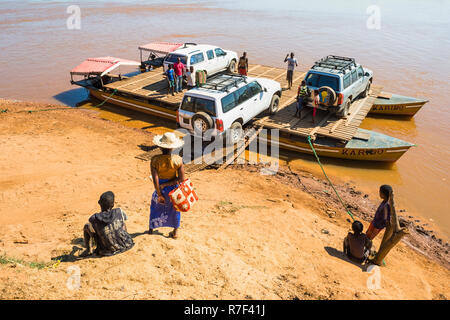 Allradantrieb Auto auf eine Fähre geladen, in der Nähe der Belon' ich Tsiribihina, Morondava, Küsten-region, Madagaskar Stockfoto