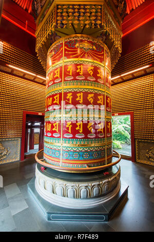 Vairocana Buddha Gebetsmühle in der Zehntausend Buddhas Pavillon, Buddha Tooth Relic Temple, Chinatown, Singapur Stockfoto